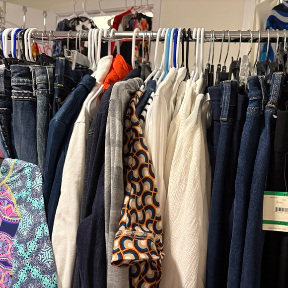 Mystery box 5 items sizes vary Women’s
X large NWT Excellent condition - Picture 3 of 6